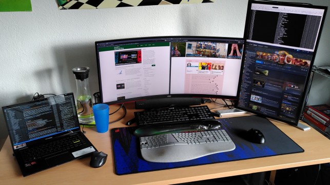 Screenshot: Mein Schreibtisch ist mit 160x80 cm nicht gerade klein, wird vom Ultrawide Monitor aber geradezu dominiert; für vieles andere ist kein Platz mehr