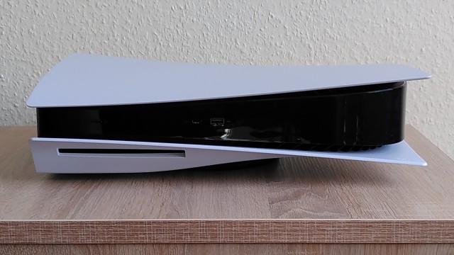 Bild: die PlayStation 5 im Querformat platziert: Durch die geschwungenen Formen braucht die Konsole deutlich mehr Platz als es zuerst den Anschein hat