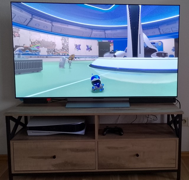 Bild: PS5 Konsole im Lowboard unter Fernseher: Genug Platz dass die Konsole atmen kann ist Pflicht, gut wer seine Möbel erst danach kauft.