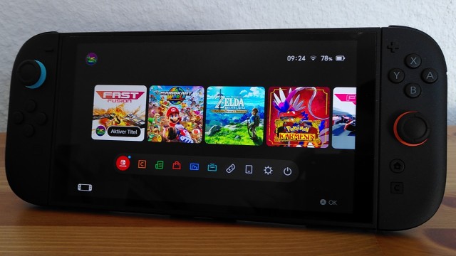 Screenshot: Die Nintendo Switch 2 im Handheld Modus auf einem Tisch