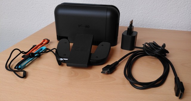 Screenshot: Das Zubehör aus der Box: Neue Halterungen für die Handschlaufe, das Dock, Joy-Con Grip, Netzteil und Kabel