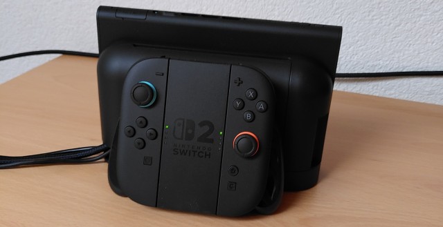 Screenshot: Der neue Joy-Con Grip liegt nicht so gut in der Hand wie der alte, weil durch die Magnet-Halterung es keinen glatten Übergang mehr gibt
